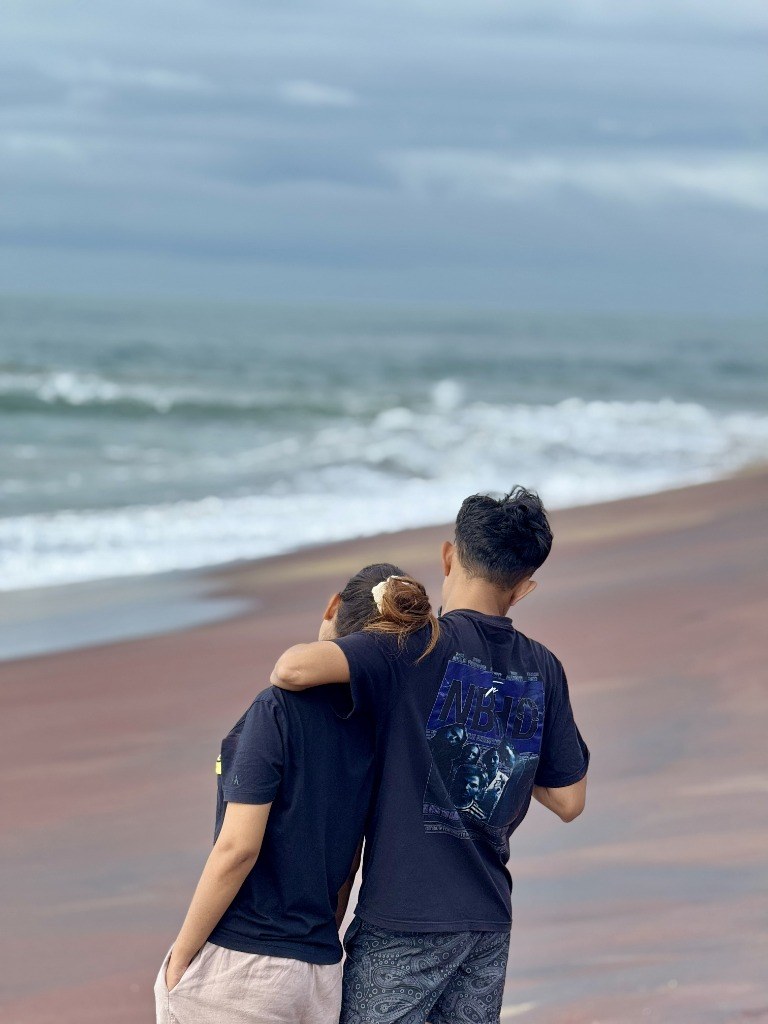 Sahan & Navoda ocean beach moment